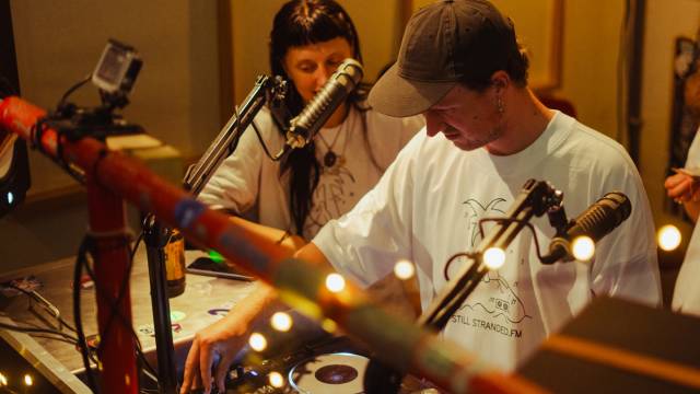 AAN / UIT Live radio bij Stranded FM